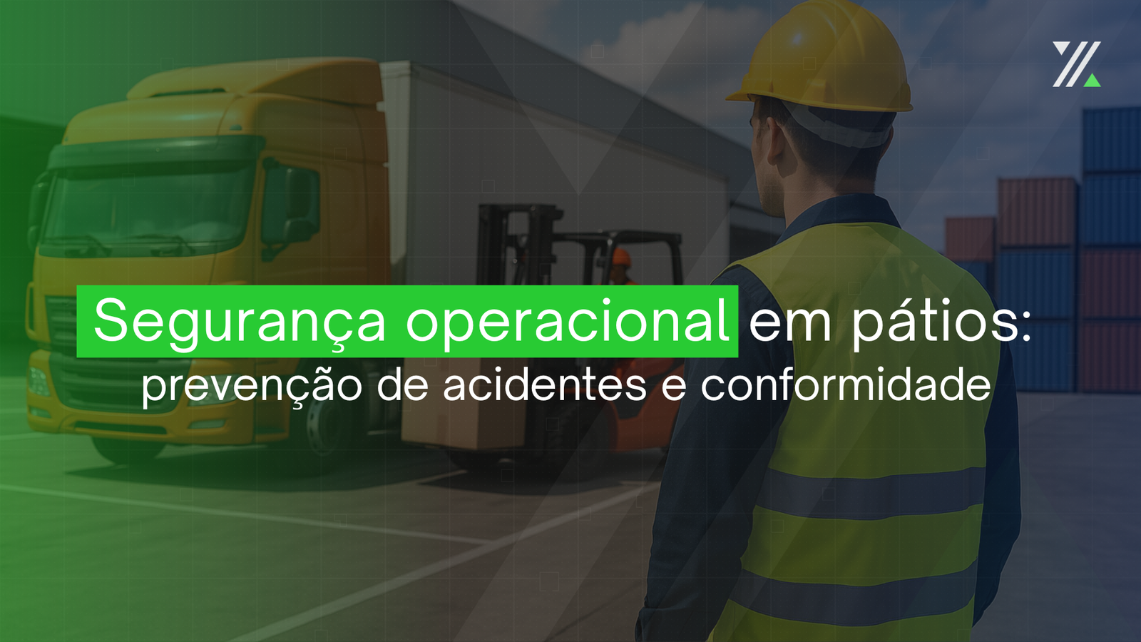 Trabalhador com colete refletivo de capacete observa operação de caminhão e empilhadeira em pátio logístico, destacando medidas de segurança no ambiente.