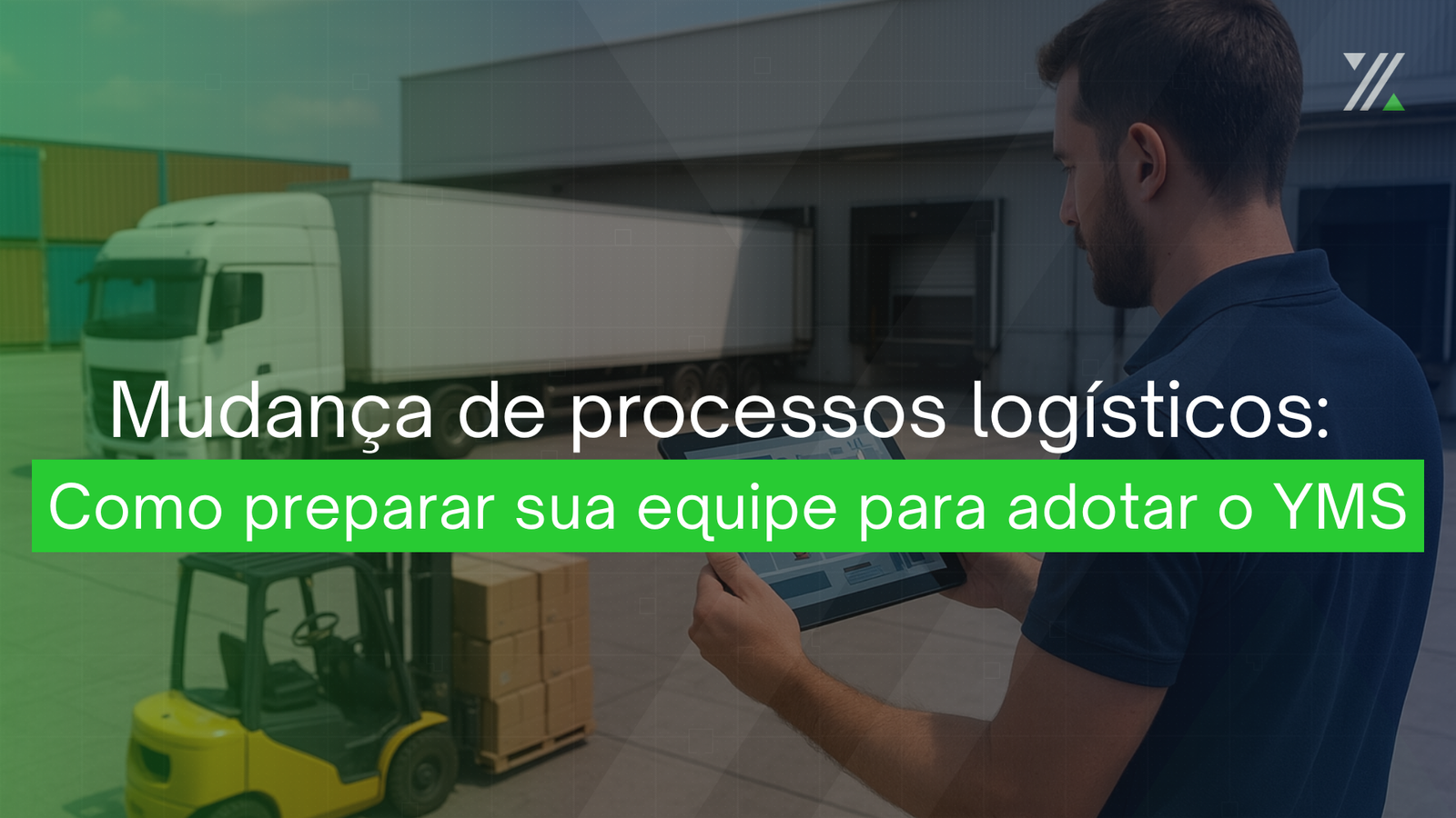 Profissional usando tablet para gerenciar operações logísticas em um pátio com caminhão e empilhadeira, representando a adoção do YMS.