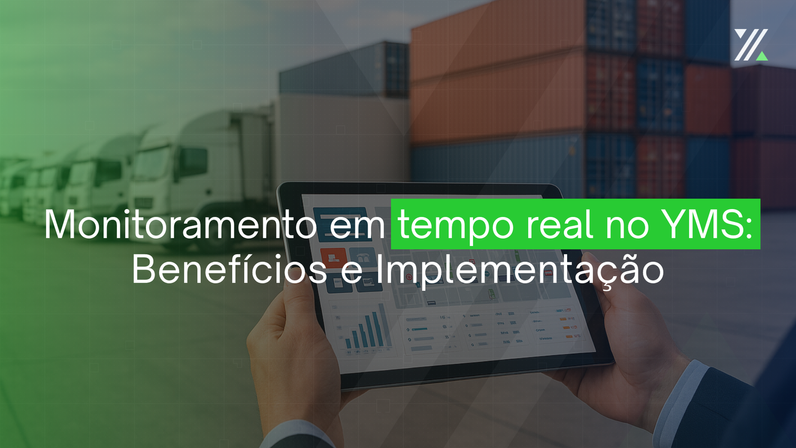 Pessoa segurando um tablet com sistema de monitoramento logístico em um pátio com caminhões e contêineres ao fundo.