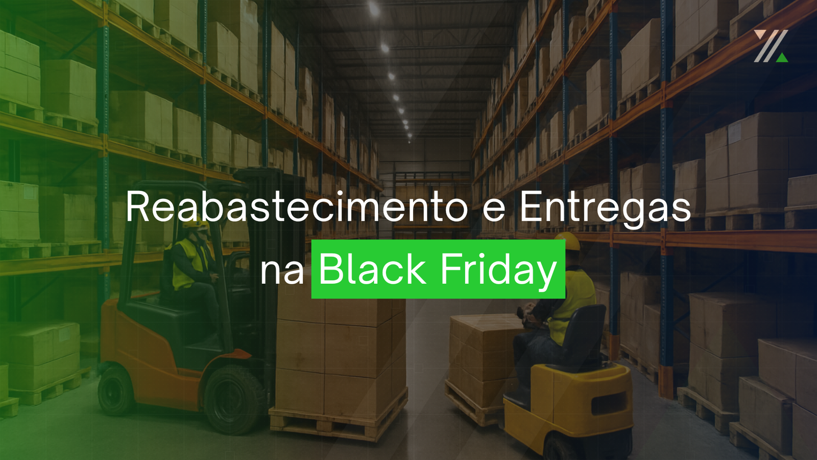 Operadores logísticos realizando o reabastecimento de produtos com empilhadeiras em um armazém amplo e organizado, cheio de caixas de papelão empilhadas.