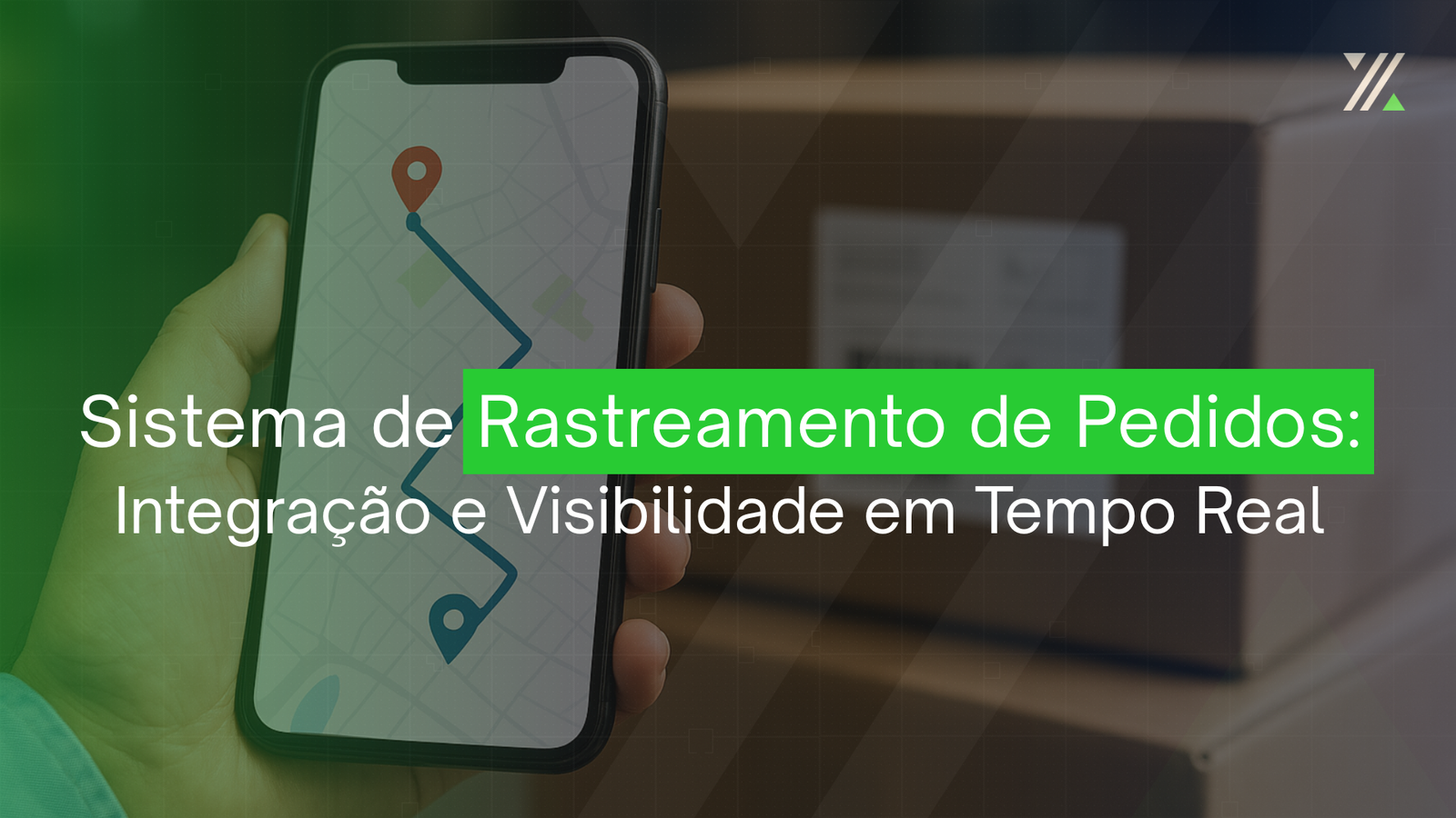 Pessoa segurando um smartphone com mapa de rota na tela, representando o rastreamento de pedidos em tempo real em um ambiente logístico com caixas ao fundo.