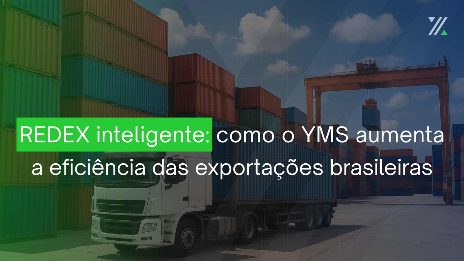 Caminhão em pátio logístico com contêineres e guindaste movimentando carga em um Redex.