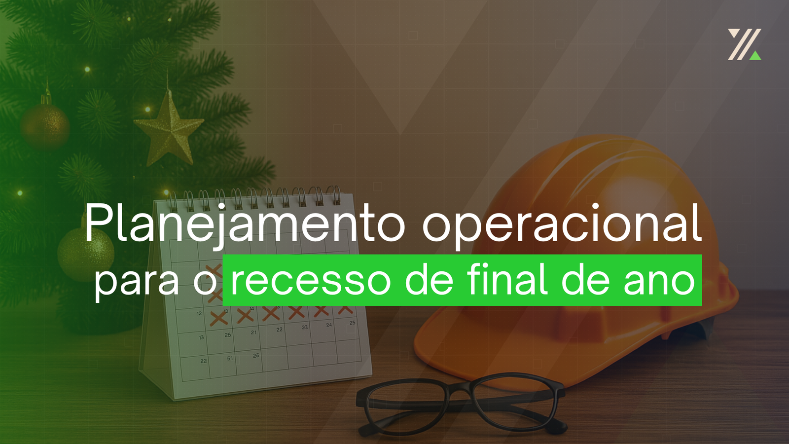 Calendário com dias marcados com X, representando o planejamento operacional e o recesso de final de ano. Ao lado, um capacete de segurança e uma árvore de Natal.